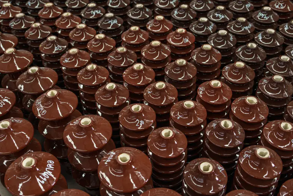 افزایش دوام عایق سرامیکی: مکانیسم های پیری و راه حل های پوشش پیشرفته